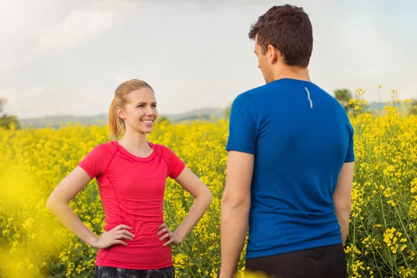 Young couple running — Stock Photo, Image