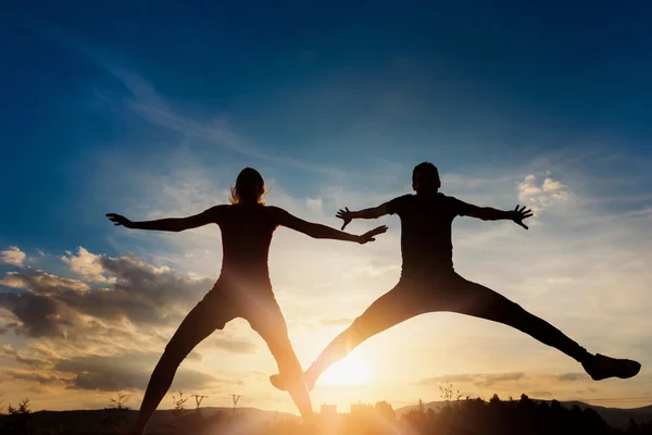 Junge Läufer im Rapsfeld — Stockfoto