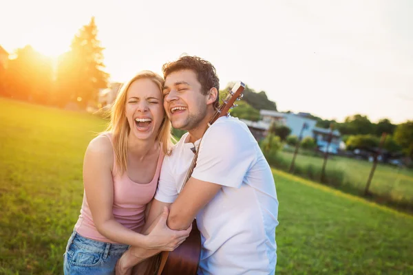 Pareja joven con una caravana — Foto de Stock