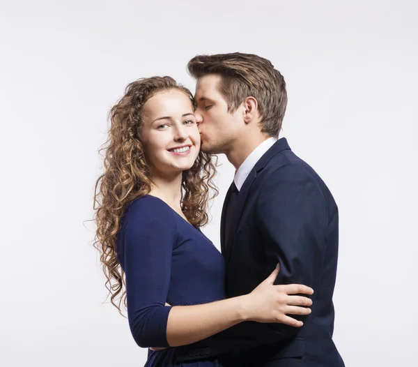 Bonito jovem casal — Fotografia de Stock