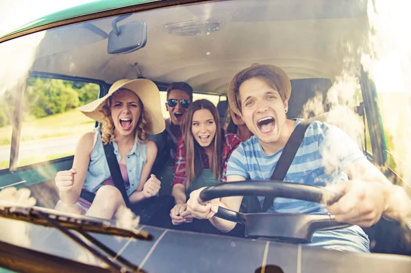 Hipster amigos en viaje por carretera — Foto de Stock