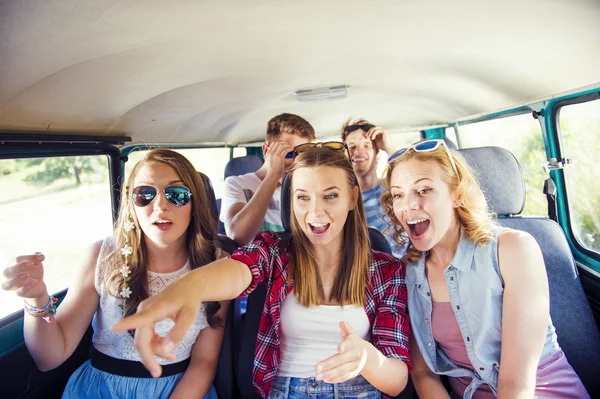 Hipster vrienden op road trip — Stockfoto