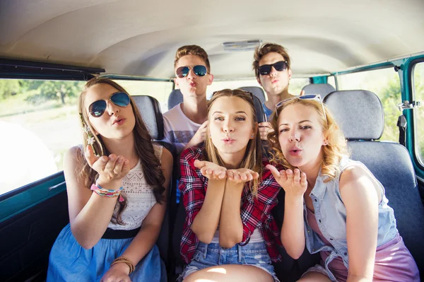 Hipster amigos en viaje por carretera —  Fotos de Stock