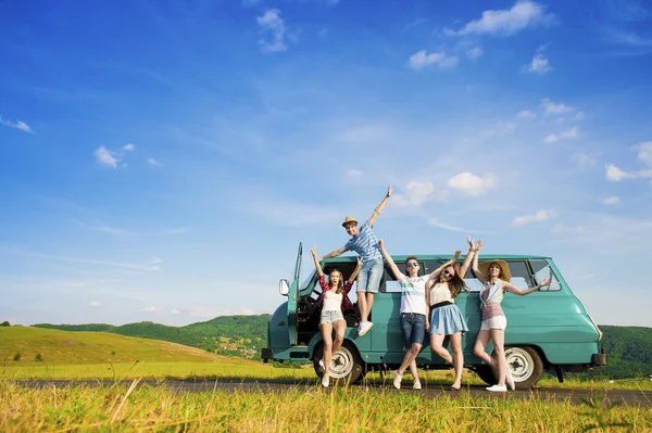 Hipster vrienden op road trip — Stockfoto