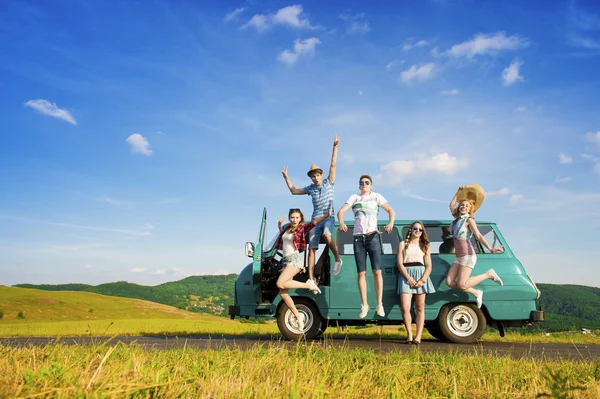 Hipster friends on road trip — Stock Photo, Image