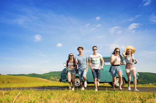 Hipster friends on road trip — Stock Photo, Image