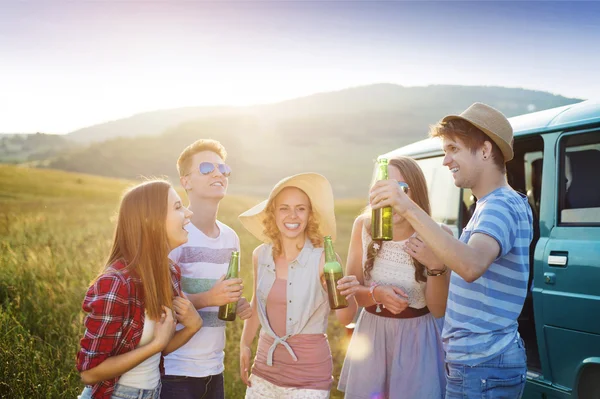 Hipster amigos en viaje por carretera — Foto de Stock