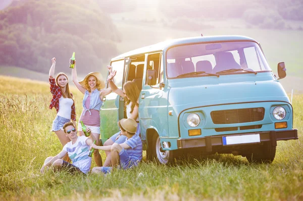 Hipster vrienden op road trip — Stockfoto