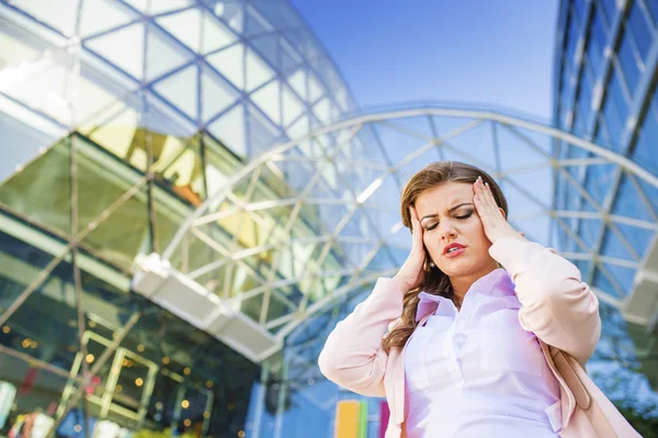 Aantrekkelijke jonge zakenvrouw — Stockfoto