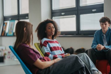 Sınıf arkadaşları lisede dinleniyor ve konuşuyor. Gizli çekim..