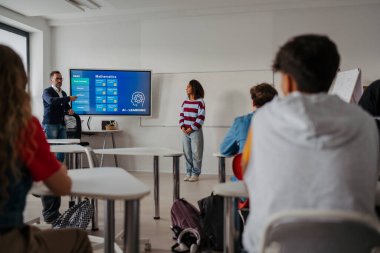 Sınıfta yapay zeka öğrenme projesini sunan genç kız. Modern okul.