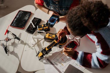 Robot projesinde çalışan lise öğrencileri, soruları cevaplamak için yapay zeka uygulamasını kullanıyorlar. STEM 'deki Kızlar.