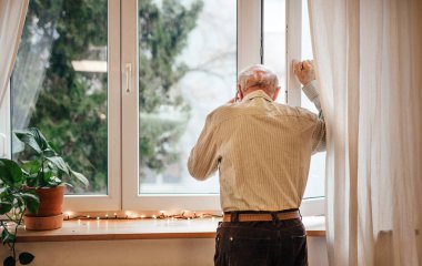 Ailesini bekleyen yaşlı bir adam, onları arıyor. Evde yaşlanıyorum..