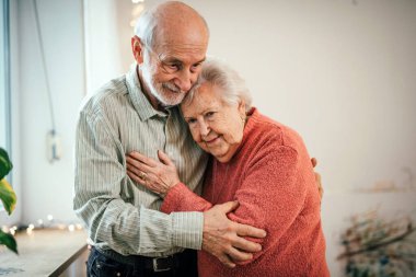 Üst sınıf çifti evde birlikte güzel vakit geçiriyor. Arkadaşlık kavramı.