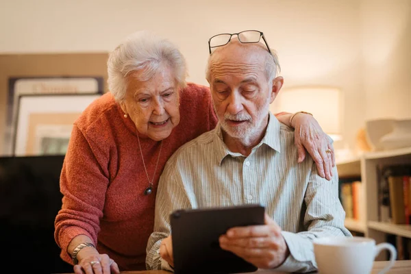 Yaşlı çift teknolojinin tadını çıkarıyor ve evde birlikte vakit geçiriyorlar..