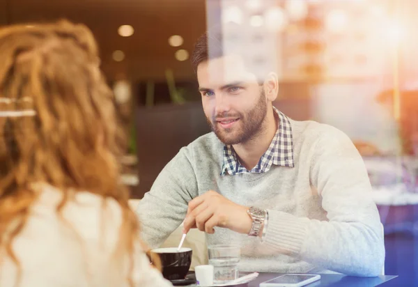 Pareja joven en la cafetería — Foto de Stock