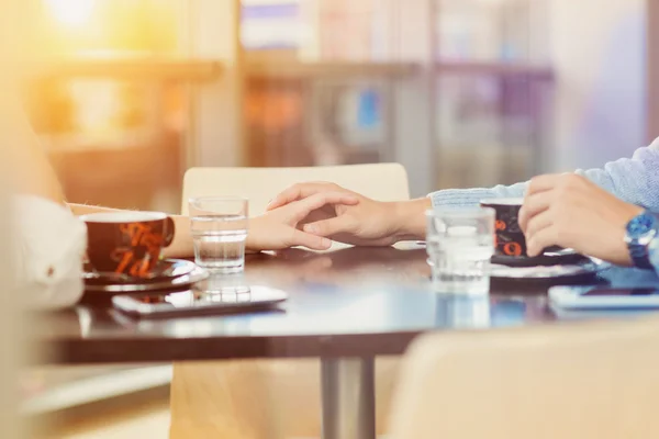 Giovane coppia in caffè — Foto Stock