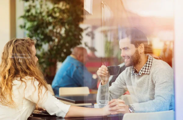 Jovem casal no café — Fotografia de Stock