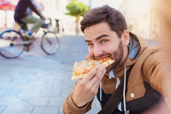 Mężczyzna jedzenie pizzy — Zdjęcie stockowe