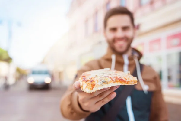 Mężczyzna jedzenie pizzy — Zdjęcie stockowe