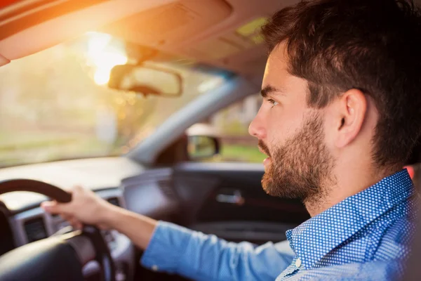 Mann fährt Auto — Stockfoto