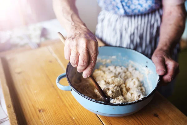 Vanhempi nainen leipominen — kuvapankkivalokuva