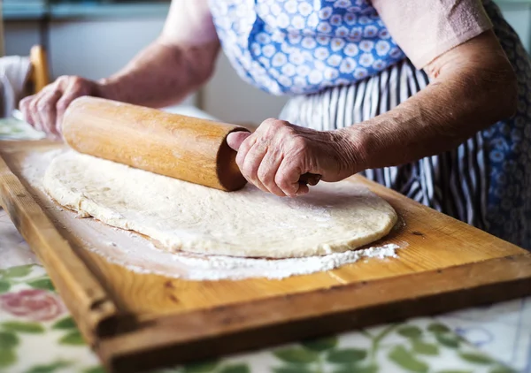 Vanhempi nainen leipominen — kuvapankkivalokuva