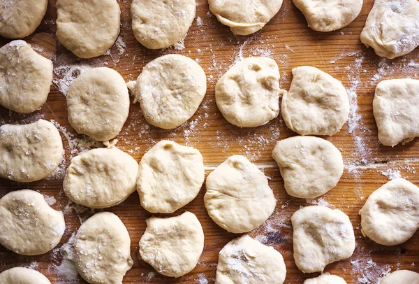 Round unbaked pies — Stock Photo, Image