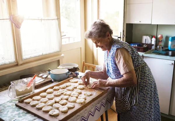 Mulher sênior assar — Fotografia de Stock