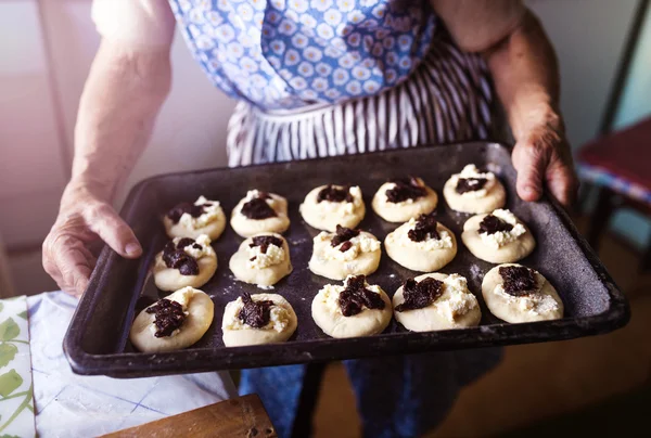 Senior woman baking — Stock Photo, Image