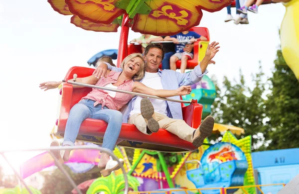 Senior paar in amusement park — Stockfoto