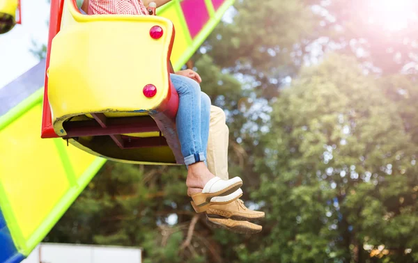 Senior paar in amusement park — Stockfoto