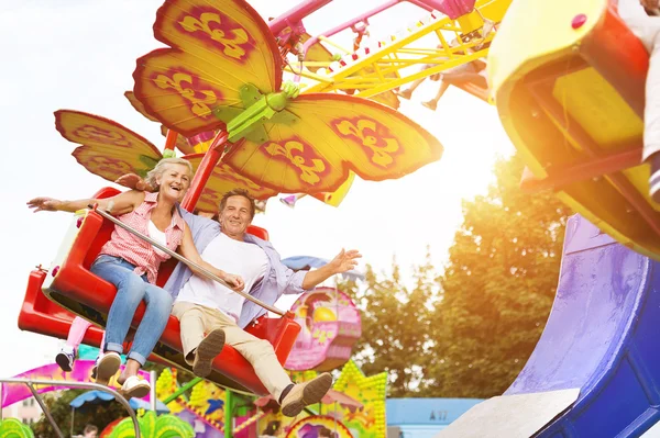 Senior paar in amusement park — Stockfoto