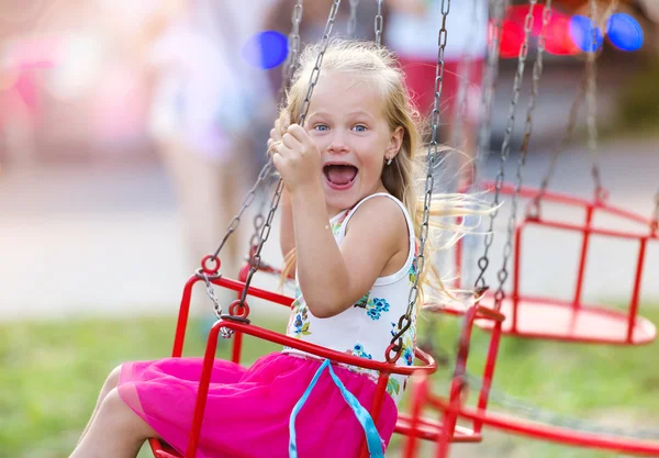 Маленькая девочка на ярмарке развлечений — стоковое фото