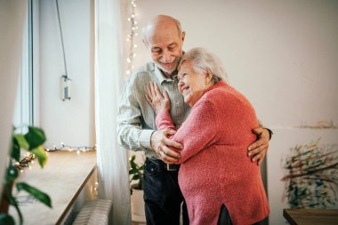Evdeki yaşlı çift için romantik bir an..