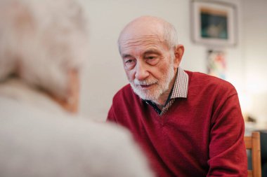 Evdeki yaşlı çift için romantik bir an..