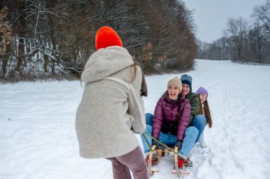 Aile doğada kızakla kaymayı, kışın kızakla kaymayı seviyor. Eğleniyorum..