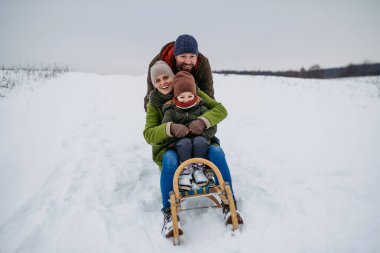 Ailesi ve oğluyla kış macerası gösterişli tepede kızak kayıyor..