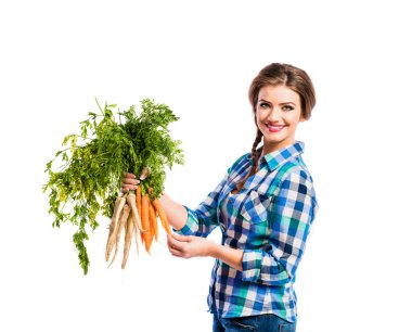 havuç ve maydanoz ile genç kadın