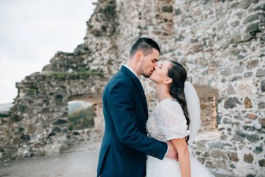 Güzel bir gelini öpen bir kocanın portresi. Romantik düğün anı.