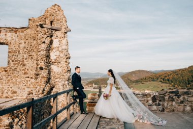 Dışarıda harabelerin yanında duran güzel bir çiftin portresi..