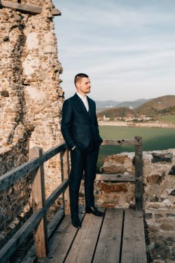 Takım elbiseli genç damadın tam boy çekimi. Düğün sezonu.