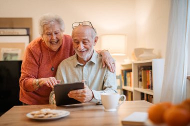 Kıdemli çift tabletle çalışıyor, teknolojiyle ilgili sorunları var. Dijital okuryazarlık.