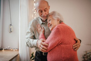 Evdeki yaşlı çift için romantik bir an..