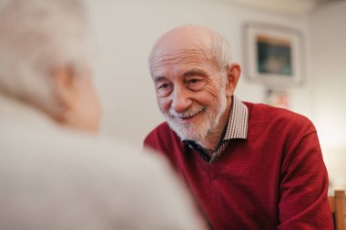 Üst düzey çift evde birlikte sakin vakit geçiriyorlar. Arkadaşlık kavramı.