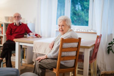 Üst düzey çift evde birlikte sakin vakit geçiriyorlar. Arkadaşlık kavramı.