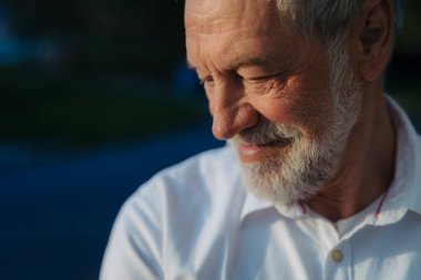 Buruşuk derili yakışıklı bir ihtiyarın portresi..