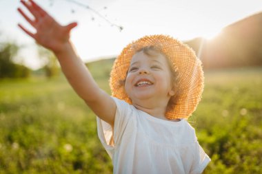 Nauture 'da çayırda oynayan tatlı bir kız. Bahar mevsimi.