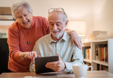 Kıdemli çift tabletle çalışıyor, teknolojiyle ilgili sorunları var. Dijital okuryazarlık.