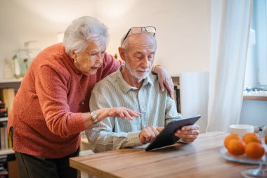 Kıdemli çift tabletle çalışıyor, teknolojiyle ilgili sorunları var. Dijital okuryazarlık.